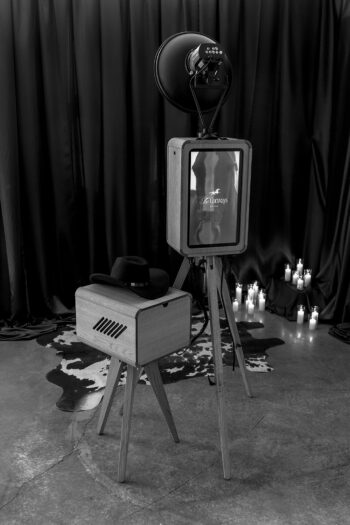 7_Western_Rich_Icon_Booth_Stock